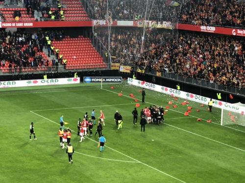 足坛最新爆料新闻直播在线观看,直播在线观看,揭秘赛场幕后风云